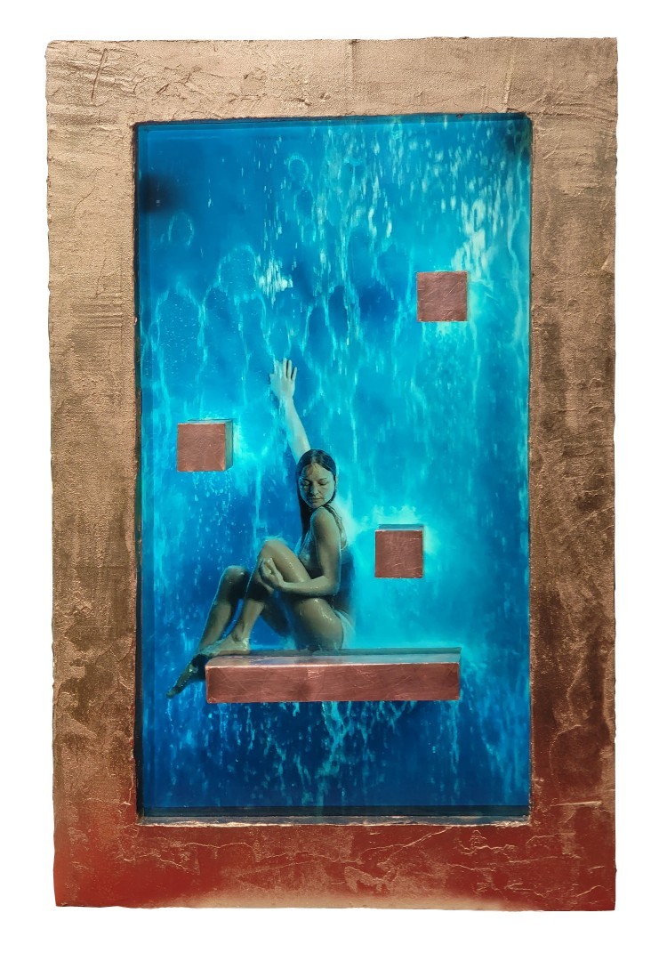 Art Alarm – Marck, Wasserfall golden, 2022, Screen, Player, Holz, 53 x 32 x 16 cm